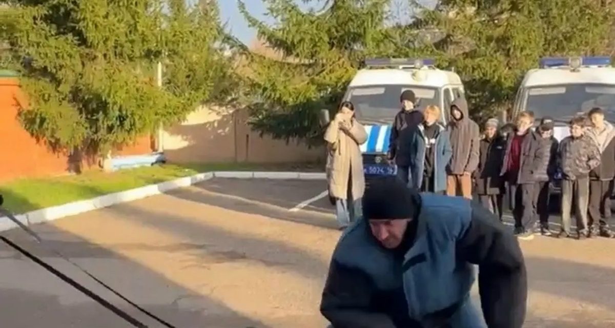 Школьники в Казани познакомились с Ланцентом, Вороном и лабрадорами кинологов