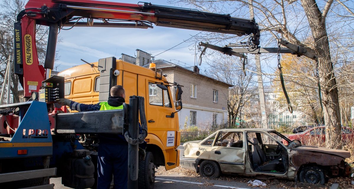 Брошенную машину с улицы Химиков отправили в последний круиз