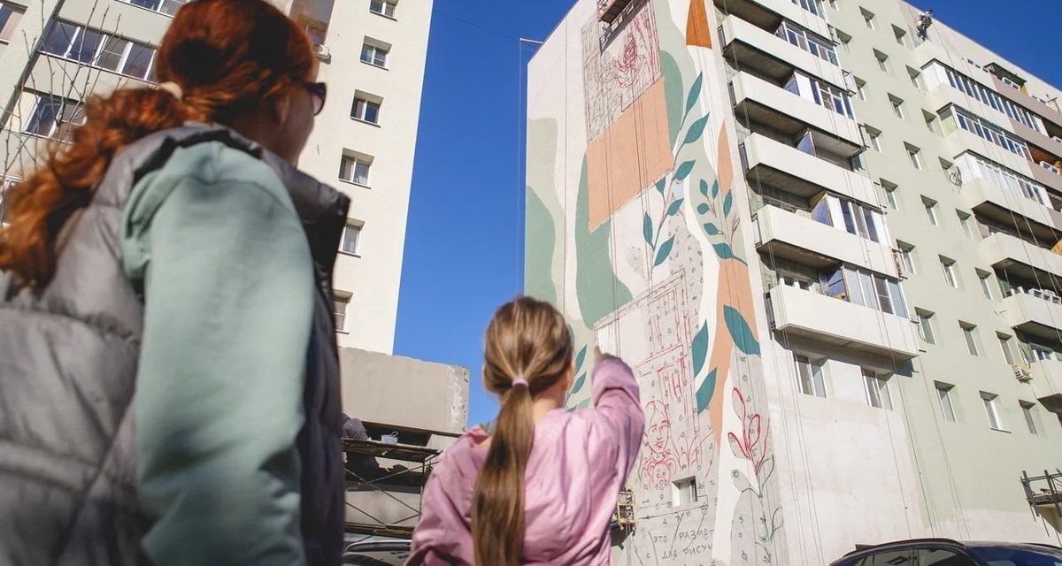 На бульваре «Ярдэм» рисуют муралы о семье и детских открытиях