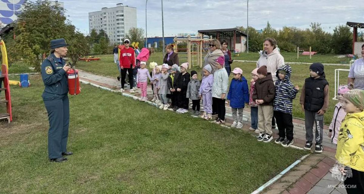 Дети впервые увидели пожарную машину и попробовали потушить условный пожар
